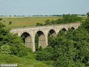 Kamenn most pes dol Chotouchovskho potoka lec na dnen trati slo 014 stanicemi erven Peky a Ratbo. Snmek ze 14. ervna 2008.