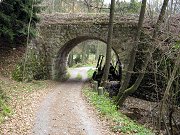 Nedaleko eleznin zastvky Vilmovice byl pi stavb trati postaven na mstn pomry pomrn velk kamenn most s pohokruhovou klenbou. Most pekrauje mal potok a cestu do objekt bvalho Ostrovskho mlna. Jist zaujme, e msto pod mostem bylo vyuito pro skladovn star zemdlsk techniky. Proto byl protkajc potok zakryt trmy, m se vytvoila plocha pro uloen techniky. Snmek z 6. listopadu 2010.