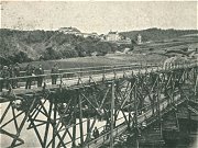 Ratajsk ocelov most byl jednou z vznamnjch staveb na trati Koln - Ledeko - erany. Most pekrauje v Ratajch eku Szavu jedinm polem o celkov dlce 72,6 metru, piem svtl rozpt mezi krajnmi oprami in pesn 70 metr. Dky svmu rozpt se tak ad mezi eleznin mosty s vbec nejvtm rozptm na zem eska. Mostn pole je tvoeno dvma ntovanmi phradovmi nosnky s obloukovou vrchn psnic a s doln mostovkou. Ocelovou konstrukci mostu dodala v roce 1900 mostrna Prvn eskomoravsk tovrna na stroje v Libni. Vzcn pohlednice zobrazuje rok 1900, kdy se most teprve budoval.