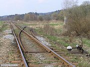 Fotografie z 22. dubna 2006 zachycuje vhybka . 1, kterou z trat u chabeick zastvky odboovalo kolejit monn zkladny pro eleznin vojsko. Vhybka se nachzela piblin 250 metr od konce nstupit chabeick eleznin zastvky smrem na Zru nad Szavou. Samotn eleznin zastvka je na naem snmku patrn v pozad, kde je vidt i plechov budova zastvky. Napravo jsou pak vidt i torza stor starch lamp, kter slouily k osvtlen kolejit montn zkladny.