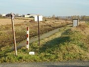 eleznin zastvka Chabeice fotografovan od pejezdu na kcovskm konci zastvky. Na snmku je dobe vidt stav zastvky k 1. listopadu 2008. Zastvka m sypan nstupit a cestujcm slou jako kryt ped nepohodou mal plechov psteek. Na poli u eleznin zastvky se rozprostr mal poln letit pro sportovn letadla. K letiti pak pslu mal domek v pozad fotografie, kter slou jako dic v.