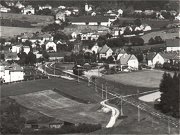 Na vezu pohlednice z roku 1948 je patrn mal eleznin stanice Hvzdonice. Jak je vidt, tak kolejit stanice m pouze dv krtk koleje. Mal eleznin budova stoj u samechovskho zhlav stanice. U n stoj devn skladit a zchody. Ve stanici dokonce stoj zaven nkladn vz. V pozdjch letech bylo kolejit stanice rozeno smrem na erany. Zrove byl pes eransk zhlav stanice vybudovn dlnin most, take snmek jako tento by dnes ji neel podit.