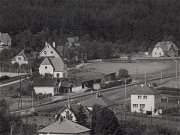 Celkov pohled na eleznin stanici Hvzdonice ze strany od Chocerad. Snmek z roku 1956 ukazuje, e proti roku 1948, z nho pochz pedchoz pohlednice se stanice mrn zmnila. Hlavn je to patrn na dlce kolejit, kter dosahuje zejm dvojnsobn dlky. Navc v arelu ndra pibyla dal devn klna. Obdobn v tsn blzkosti ndra vyrostlo nkolik novch vilovch dom.