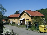 Fotografie z kvtna roku 2003 zachycuje ndran budovu ve stanici Hvzdonice. Jak je patrn venkovn vzhled budovy nebyl pili reprezentativn. Jinak pkn vletn obec Hvzdonice nemla zrovna pknou vstupn brnu. Proto bylo pozdji rozhodnuto ndran budovu opravit, m se cel ndra vrazn zkulturnilo.