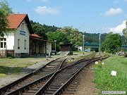 Celkov pohled na eleznin stanici Hvzdonice. Snmek byl pozen 7. ervna 2008 a zachycuje ndra od samechovskho zhlav. Patrn je hlavn opraven eleznin budova, devn skladit a kolejit stanice s odjezdovmi nvstidly. Nad eranskm zhlavm stanice se klene dlnin most, kter pekrauje jak stanici, tak cel dol, vetn eky Szavy. Svou dlkou se stal nejdelm dlninm mostem na dlnici mezi Brnem a Prahou.