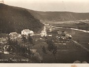 Pohlednice odeslan roku 1927 zachycuje eleznin stanici v Kcov a jej blzk okol. Na ndra zaujme zejm posunujc parn lokomotiva, tak ada voz odstavench na ndra. Kcovsk ndra bylo po dokonen odboky trat z Ledeka doasn koncovou stanic, jeliko o pokraovn trat dle do Svtl bylo rozhodnuto a v pozdjch letech.