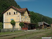 Kcovsk ndran budova fotografovan z ratajskho zhlav. V pozad za ndran budovou jsou patrn devn zchody, klna a velik skladit s kamennou rampou. Snmek z 22. ervna 2008.