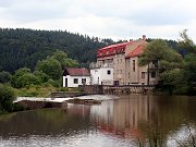 Fotografie z 11. ervence 2009 zachycuje souasnou podobu mlna v Samopch, kter je znm t pod nzvem Bylinka. Prv majitel tohoto mlna se zaslouil, e v Samopch byla vybudovna mal eleznin vleka s nkladitm. K nkladiti se zbo pevelo od mlna lod a pak po cest do kopce k nkladiti. Dnes vak nkladit nenalezneme, ale na jeho mst stoj eleznin zastvka Samope.