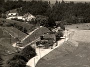 Pohlednice z roku 1935 zachycuje ndra Rataje (dnen zastvka Rataje nad Szavou). Patrn je jak budova ndra, tak st jejho kolejit. Jasn je vidt, e ndra mlo dv koleje, piem krsn patrn jsou ob vhybky kolejit. Na kolejiti u ndra budovy na druh koleji navc stoj nkladn vz. V pozad jsou pak vidt mechanick nvstidla ratajsk odboky. Nad ndram na kopci pak stoj budova vletn restaurace "Na Bekrn".