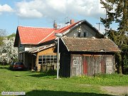 Star devn zchody a bval ndran budova na malm ndra Rataje nad Szavou pedmst, kter le na trati 014 z Ledeka do Kolna. Snmek z 10. kvtna 2008.