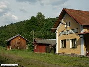 Ndran budovy ve stanici esk ternberk. Napravo je patrn lev kdlo ndran budovy. Za n je vidt devn budova zchod a nakonec skladit s kamennou bon rampou. Snmek z 31. kvtna 2008.