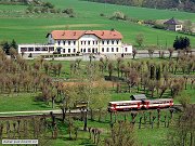 eleznin zastvka esk ternberk fotografovan dne 24. dubna 2008 ze ternberskho hradu. Ze zastvky prv odjd osobn vlak smrem na Kcov. Okolo zastvky je krsn patrn st pvodnho zmeckho parku a samozejm bval pansk letohrdek, je dnes slou jako hotel.