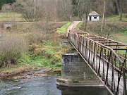 Snmek z podzimu roku 2010 zachycuje eleznin tra a zastvku Vilmovice. V prav sti fotografie je zachycena lvka pes eku Szavu, po kter vede lut turistick znaka. Ta zan v nemocnici Lede-Hj a pokrauje pes Vilmovice, Pavlov, Benetice, Horn Bezinku a kon ve Svtl nad Szavou.