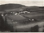 Pohlednice datovan rokem 1933 zachycuje eleznin stanici, obec Vlastjovice i vrch Fiolnk z jin strany. Na pohlednici zaujme hlavn neznm objekt, kter le v eleznin stanici hned u nakldkov koleje (vlevo dole). Pi blim zkoumn a zvten snmku vypad jako zdn obvodov zdi njakho starho objektu. Nen bez zajmavosti, e v okol celho ndra le hromada kld a polen. Na samotnm ndra pak stoj tveice krytch nkladnch voz.