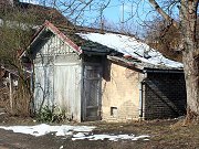 Východně od výpravní budovy (směrem na Ledeč nad Sázavou) se nachází objekt dřevěných záchodů, k němuž náleží ještě zděné kůlny. Jak je patrné ze snímku ze zimy roku 2010, nachází se objekt ve velmi zanedbaném stavu.