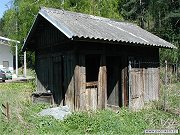 Zdevastované dřevěné záchody