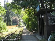 eleznin zastvku Zlenice zachycuje snmek ze 17. z 2007. Patrn je nstupit postaven z betonovch panel, nkolik devnch laviek a plechov psteek pro cestujc, kter slou jako ekrna. Psteek sice pomrn nedvno obdrel nov ntr, avak tmav ed barva, kter byla zvolena vyvolv spe depresivn atmosfru. Jist by bylo vhodn volit pt njakou atraktivnj barvu, je by zastvku troku vce rozzila.