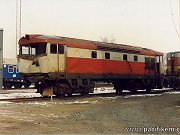 Lokomotiva 751.015 odstavená po nehodě v depu Praha-Vršovice, která se stala nedaleko ONJ v noci z 19. na 20. dubna 1995. Snímek z 10. února 1996.