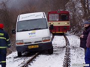 Jako na zjeven musel rno 16. bezna 2006 koukat strojvedouc prvnho osobnho vlaku z Dobe na Prahu, kdy u Mchenickho mostu narazil na kolejch na odstaven automobil Ford Transit. Co se muselo honit v hlav idie, kter se vyd na cestu po kolejch se asi st dozvme. Je vak zajmav s jakm materilem se meme na silnici setkat.