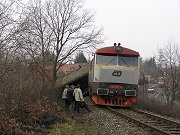 Lokomotiva 749.081 v ele vykolejenho nkladnho vlaku z Dobe. Vlak vykolejil dne 20. nora 2007 u zastvky Rymn.